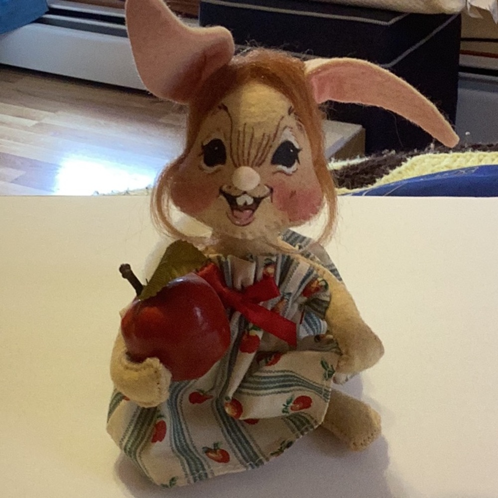 Vintage 95 Annalee Charming Bunny Figurine with Apple, approx 6"tall